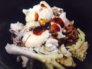 2、家庭版大盘鸡,加上蚝油，花椒，八角，盐，油进行腌制