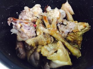 3、家庭版大盘鸡,撒上适量胡椒粉