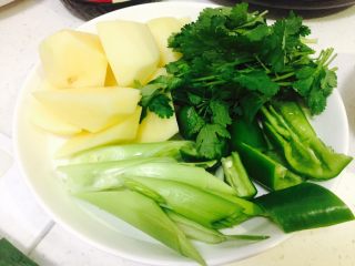 4、家庭版大盘鸡,土豆切块，大蒜切段，青椒切块，香菜切小