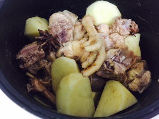 7、家庭版大盘鸡,加入土豆块