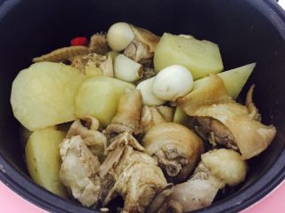 12、家庭版大盘鸡,放进锅里焖煮半小时