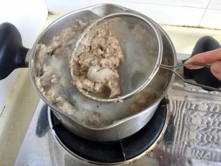 5、山药胡萝卜牛肉煲,水开煮一两分钟，撇去血末后捞出牛肉