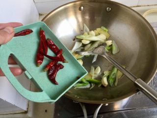 11、山药胡萝卜牛肉煲,加入干辣椒，干辣椒易糊，所以后放