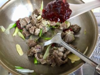 14、山药胡萝卜牛肉煲,加入一勺豆瓣酱，翻炒均匀