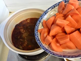 24、山药胡萝卜牛肉煲,加入胡萝卜块，中火烧开