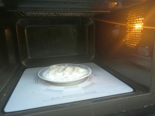 2、红糖烧饼,发酵期间，准备红糖馅。面粉放微波炉中火5分钟成淡淡黄色即可。