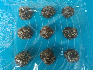 5、红糖烧饼,均匀分成9个小剂子，盖保鲜膜静置。
