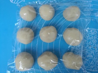 6、红糖烧饼,油酥也分成9个小剂子。