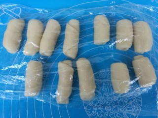 11、红糖烧饼,排列整齐，记住哪个先做哪个后做，按顺序排好。