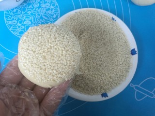 17、红糖烧饼,沾满香香的芝麻。