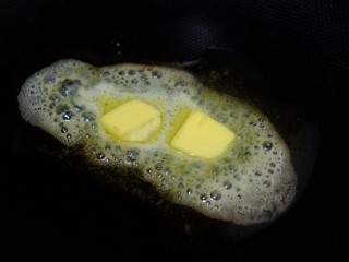 1、新年送雪花酥，妥妥斩获甜蜜心一颗！,将黄油下锅，小火加热，搅拌至完全融化。