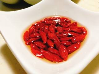 3、百合莲子银耳羹,枸杞用清水泡一泡