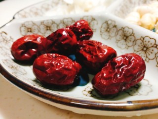 6、百合莲子银耳羹,红枣洗净