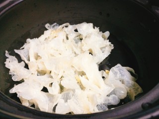 9、百合莲子银耳羹,锅中放银耳