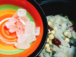 12、百合莲子银耳羹,加入冰糖