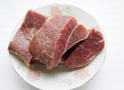 1、自制咖喱牛肉干,牛肉洗净切成大块。