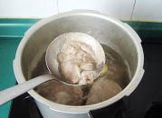 4、自制咖喱牛肉干,大火烧开3分钟，撇去浮沫，加盖上汽后转小火煮20分钟。