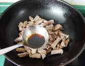 7、自制咖喱牛肉干,再放入生抽。