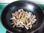 8、自制咖喱牛肉干,然后放入盐、白糖、五香粉、孜然粉、料酒、味精、植物油。