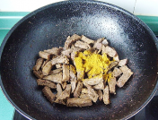 10、自制咖喱牛肉干,加入咖喱粉搅拌均匀。