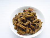 11、自制咖喱牛肉干,把牛肉条盛入盘中。