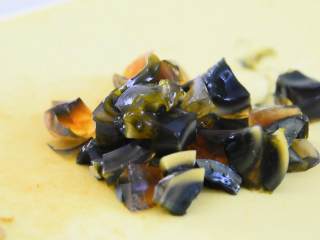 2、皮蛋豆腐—简单却不平凡的凉菜，就是它,小米椒切碎、榨菜切丁、皮蛋切小块。