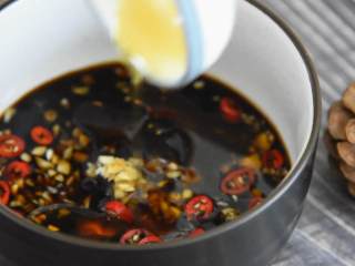 3、皮蛋豆腐—简单却不平凡的凉菜，就是它,倒入蒜末、小米椒、醋、生抽、蚝油、麻油，搅拌均匀。