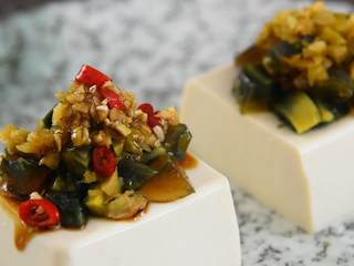 4、皮蛋豆腐—简单却不平凡的凉菜，就是它,豆腐上堆上榨菜粒和皮蛋，淋上调汁，即可。