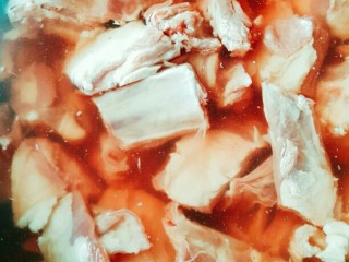 2、海带萝卜羊排汤,清水浸泡,去血水。