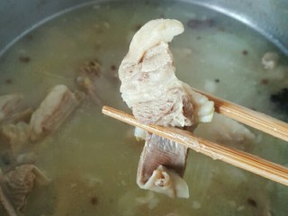 5、海带萝卜羊排汤,炖好的羊排