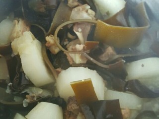 12、海带萝卜羊排汤,海带白萝卜羊排汤,新鲜出炉。