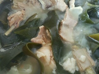 10、海带萝卜羊排汤,加入适量盐,白胡椒粉,炖煮1小时