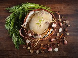 1、不用熬的元气鸡汤馄饨,锅中放入1包（小份）冰球鸡汤，倒入半瓶纯净水，开大火煮5分钟