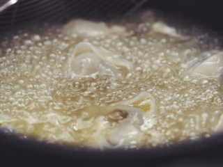 2、不用熬的元气鸡汤馄饨,捞出鸡肉，鸡汤中下入馄钝6个，煮至馄饨浮起