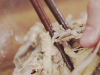 4、不用熬的元气鸡汤馄饨,撕下鸡肉装碗