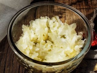 4、养颜润肺 红枣百合银耳甜汤,将泡银耳的水倒掉，将银耳撕成小朵