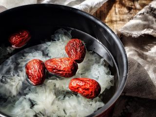 9、养颜润肺 红枣百合银耳甜汤,放入红枣