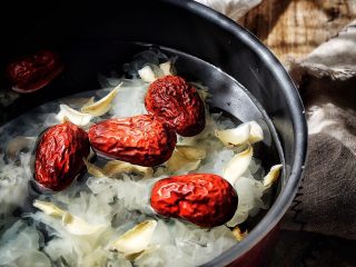 10、养颜润肺 红枣百合银耳甜汤,放入干百合