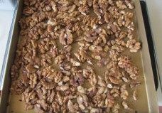 1、私人订制----核桃酥,生核桃平铺在烤盘上；