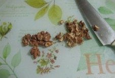 3、私人订制----核桃酥,将烤好的核桃切成小粒；