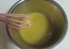 4、私人订制----核桃酥,将植物油、打散的鸡蛋液、细砂糖在容器中混合均匀；