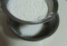 5、私人订制----核桃酥,将面粉和泡打粉、小苏打混合均匀后过筛; 