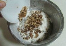 6、私人订制----核桃酥,将核桃碎倒入面粉中；