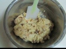 7、私人订制----核桃酥,将它们混合成湿润的面团；