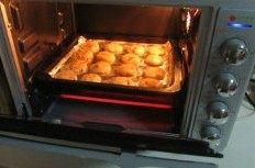 11、私人订制----核桃酥,放入预热好180度的烤箱中； 