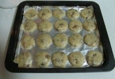 9、私人订制----核桃酥,将小圆球压扁，放入烤盘， 注意留有空隙；