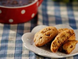 13、私人订制----核桃酥, 配上一碗银耳红豆汤， 作为下午茶点也不错；