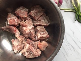 1、莲藕排骨汤,排骨泡出血水洗干净，生姜，葱洗净，生姜切片