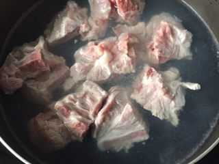 2、莲藕排骨汤,锅里烧开水，放入排骨焯一下