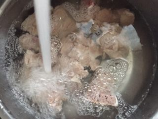 3、莲藕排骨汤,再入冷水冲洗一下